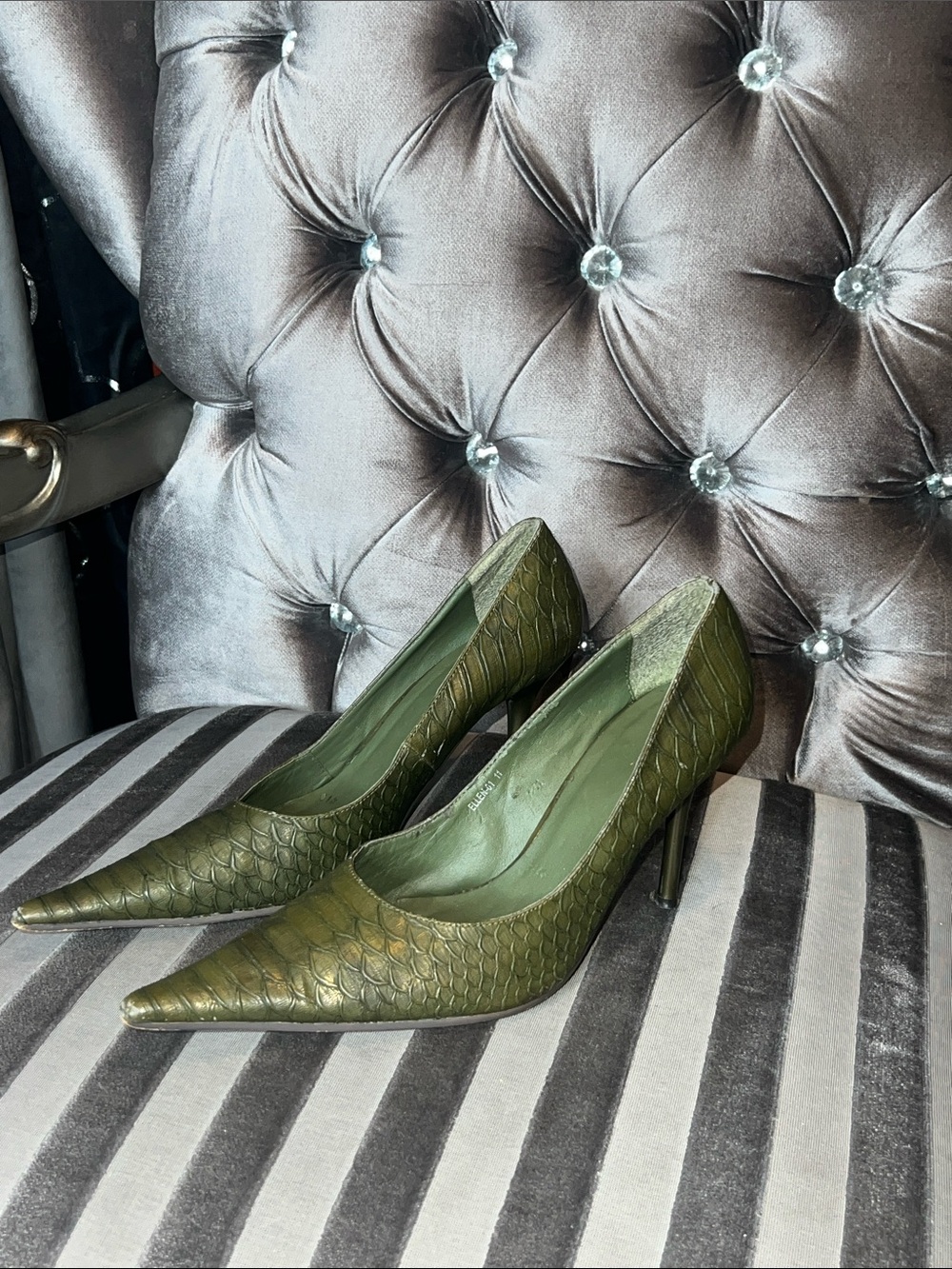 🐍 VINTAGE OLIVE GREEN CROC-EMBOSSED POINTED TOE PUMPS • EXOTIC STILETTOS 🐍